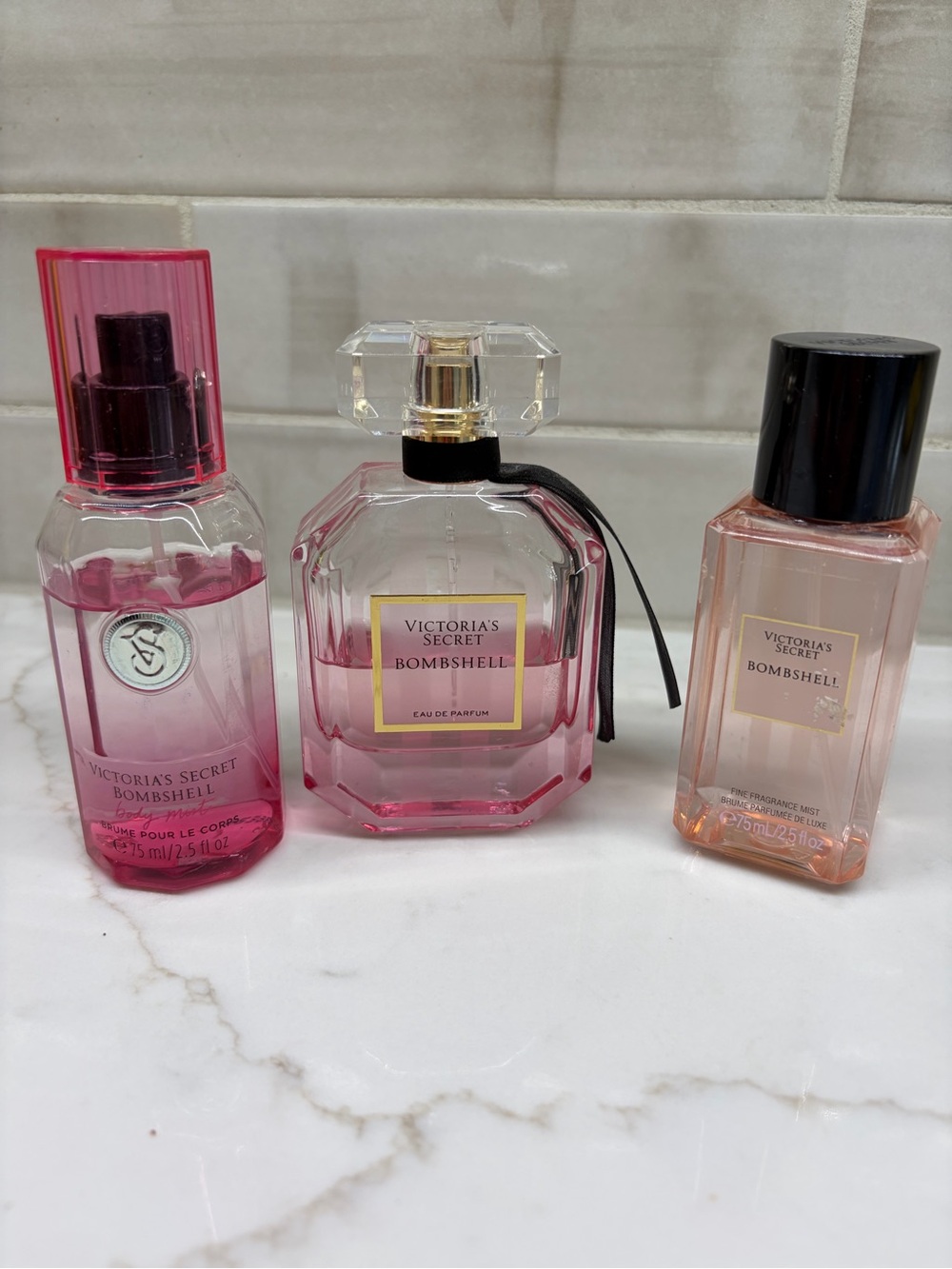 Victoria Secret Bombshell Eau de Parfum 1.7 oz and 2 mini mist 2.5 oz - Picture 5 of 5
